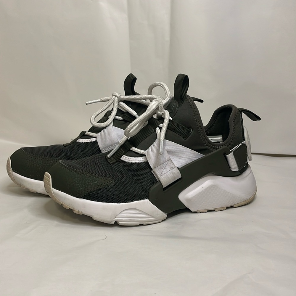 NIKE AIR HUARACHE CITY WOMENS SNEAKERS